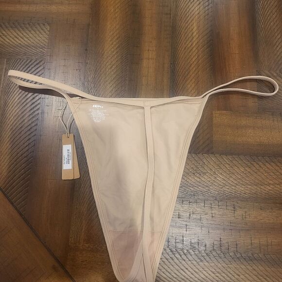 SKIMS Mica Thong 4X Nude Color - Picture 2 of 5